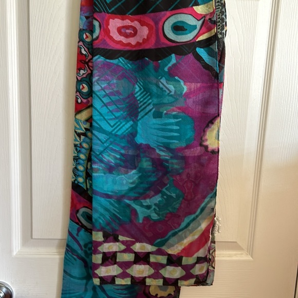 Desigual scarf in very good condition, it is very colourful. - Picture 5 of 5